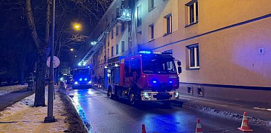 Interwencja strażaków w centrum. Zerwane rynny