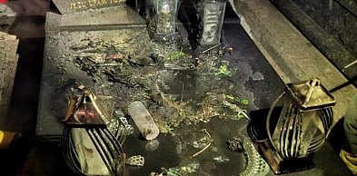 Strażacy gasili pożar... zniczy na grobowcu
