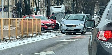 Kolizja osobówek pod Pasażem. Utrudnienia