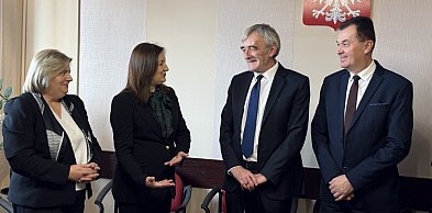 Przez 28 lat był dyrektorem zespołu ds. szkół