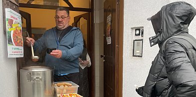 „Miłość to także ciepły posiłek”. Akcja Schroniska Brata Alberta w Mielcu