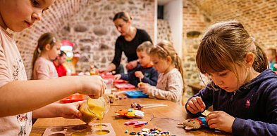 Kreatywnie na Zamku Przecław. Warsztaty z robienia świec i szycia dla dzieci