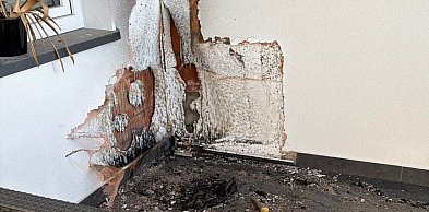 Pożar na balkonie mieszkania. Służby w akcji