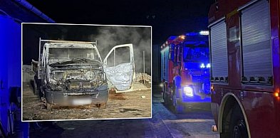 Nocny pożar samochodu dostawczego