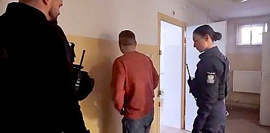 Kradł w sklepie, zaatakował butelką innego klienta. Został zatrzymany