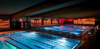 Nocne pływanie na basenie Smoczka. MOSiR zaprasza