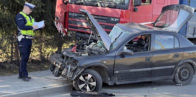 Wypadek pod miastem, droga powiatowa zablokowana [FOTO]