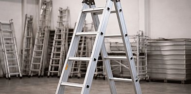Praca na drabinie bez ryzyka? Najważniejsze reguły, o których trzeba pamiętać
