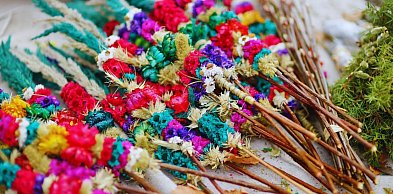 Rodzinne warsztaty palm wielkanocnych w GOK Grochowe