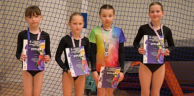 Akromielec z medalami i podium klasyfikacji klubowej na inaugurację sezonu