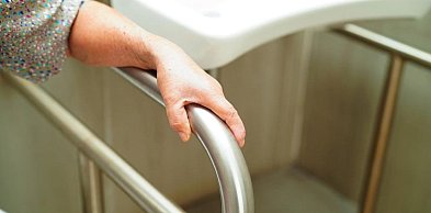 Poręcze do toalety dla niepełnosprawnych a przepisy budowlane – co musisz wiedzieć