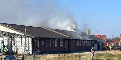 Pożar hali w Łysakowie. Strażacy na miejscu