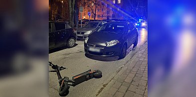 Nastolatek na hulajnodze wpadł pod samochód. Trafił do szpitala