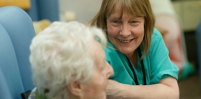 Zlecenia dla opiekunek bez języka: czy to możliwe i jakie są realne zarobki