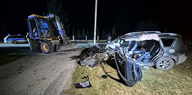 Zderzenie osobówki z koparką, wieczorna akcja służb