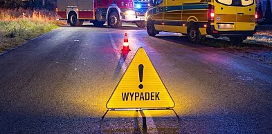 Zderzenie osobówki z koparką, wieczorna akcja służb