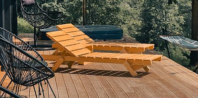 Złap pierwsze promienie słońca w swoim ogrodzie. Triki, które odmienią Twój taras