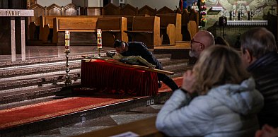 Wielki Piątek w Mielcu na zdjęciach. Mielczanie przy grobie Jezusa [FOTO]