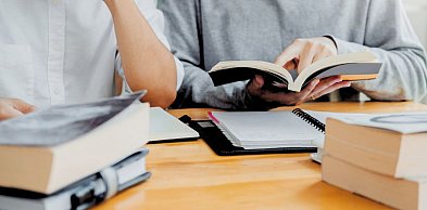 Edukacją zajmuje się od lat. Dziś przyznaje: szkoła jest skostniała