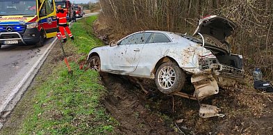 Kierowca audi wypadł z drogi. Samochód „skasowany”