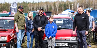 W Chorzelowie przekazano wylicytowanego Fiata Cinquecento dla Romka