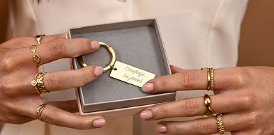 Co zamiast złota i srebra na Dzień Matki? Nowoczesna biżuteria, która zaskakuje tr