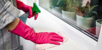 Jak pozbyć się naklejek i pianki montażowej bez rysowania szyb?