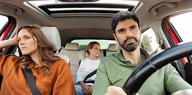 Masz dość ciszy albo radia w aucie? Coraz więcej osób zamienia dojazdy na książkę