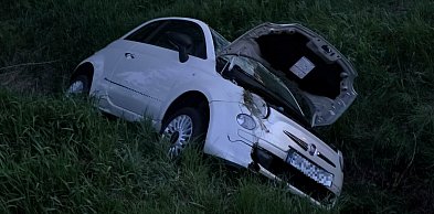 Auto w rowie po próbie ominięcia zwierzyny. Matka i dziecko w szpitalu [FOTO]