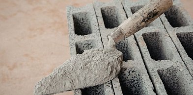 Szalunki stropowe w praktyce: jak dobrać system do rodzaju budowy by przyspieszyć