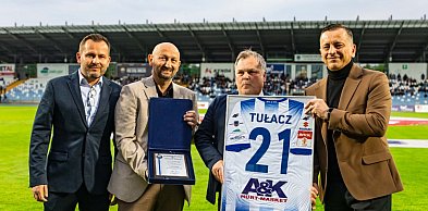 Tomasz Tułacz uhonorowany przed meczem Stali Mielec z Puszczą Niepołomice