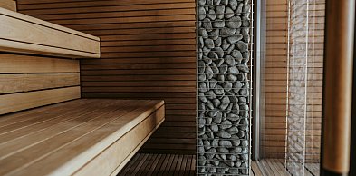 Sauna czy jacuzzi? Co bardziej relaksuje?
