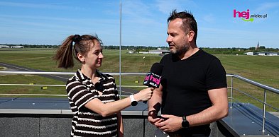 Damian Gąsiewski o Biegu Iskry na pasie startowym lotniska