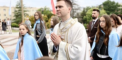 Tłumy wiernych. Ks. Bartosz Sobczyk odprawił swoją pierwszą Mszę [FOTO]