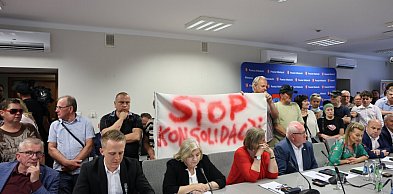 Mieszkańcy przeciw, uchwała  przeszła. 13:12 dla uchwały intencyjnej