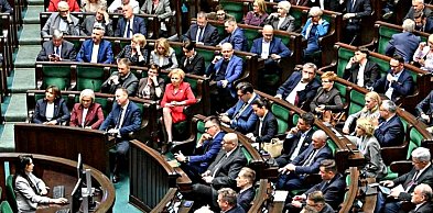 Sejm przyjął pakiet ważnych ustaw – bon senioralny, regulacje AI