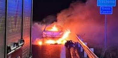 Pożar samochodu na obwodnicy Mielca. Auto doszczętnie spłonęło