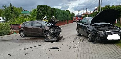 Zderzenie dwóch samochodów osobowych. Jedna osoba trafiła do szpitala
