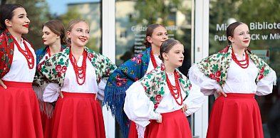 Muzyka ludowa zabrzmiała w Mielcu. Plenerowy koncert "Rzeszowiaków" [FOTO]