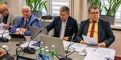 Sesja Rady Powiatu Mieleckiego: wniosek o odwołanie starosty i gorąca dyskusja