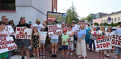 Pikieta przed mieleckim magistratem. Mieszkańcy protestują w czasie sesji