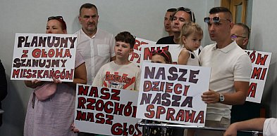 Sesja absolutoryjna z pikietą w tle. Mieszkańcy zaproszeni do rozmów [FOTO]