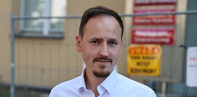 Albert Szałda podarł pismo starosty. Chce zmiany dyrektora szpitala