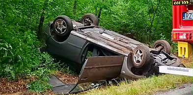 Groźne dachowanie w Szydłowcu. 21-latka trafiła do szpitala
