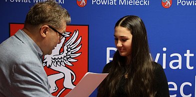 Najlepsi sportowcy z powiatu docenieni. Zarząd przyznał stypendia [FOTO]