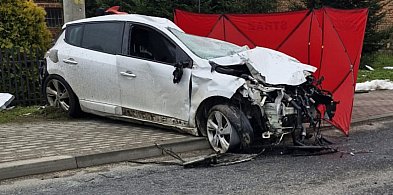 Tragedia o poranku w Tuszymie. Nie żyje 21-letni kierowca-102876