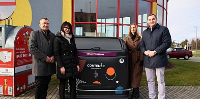 Przy basenie stanął pojemnik na tekstylia-102996