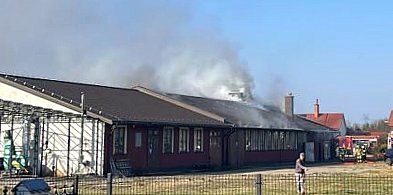 Pożar hali w Łysakowie. Strażacy na miejscu