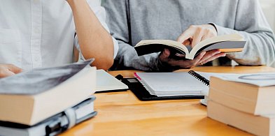 Edukacją zajmuje się od lat. Dziś przyznaje: szkoła jest skostniała