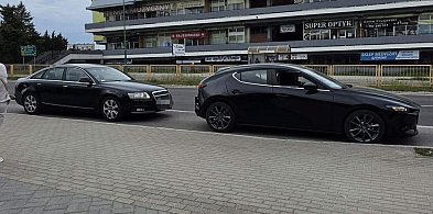 Potrącenie rowerzysty na al. Niepodległości. Uszkodzona Tesla